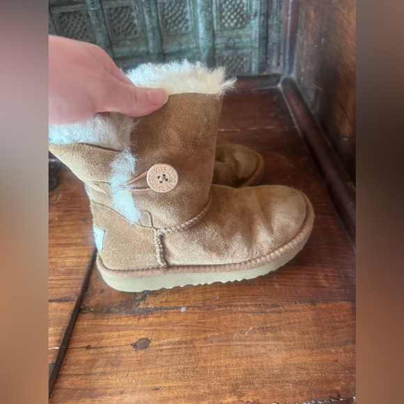 Ugg Bailey Button Sherpa lined suede foam sole round toe Youth size 12 - Picture 2 of 13